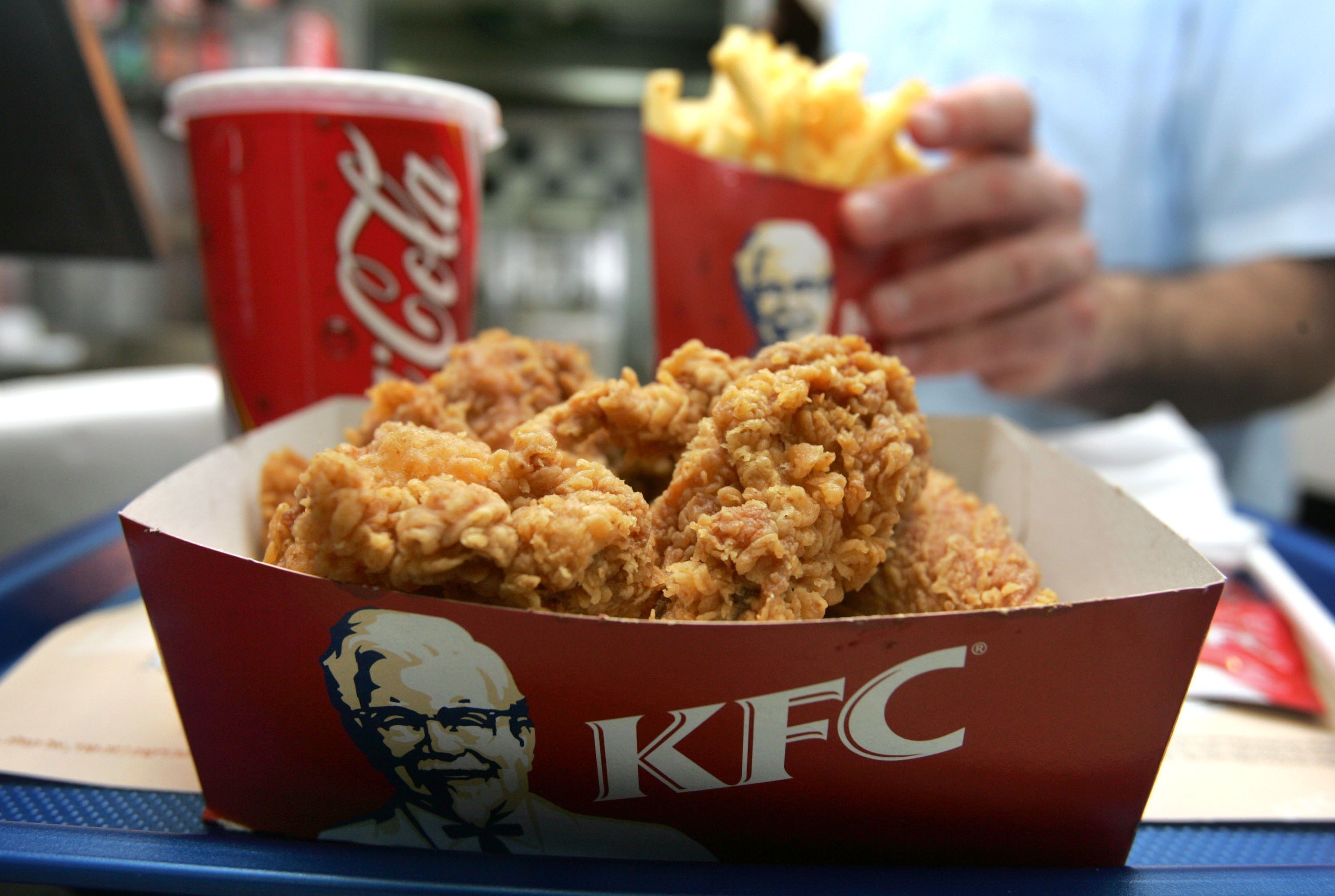 Kfc фото. КФС меню Халяль. Бойцы КФС. Чикен Наггетс бокс КФС. Корона KFC.