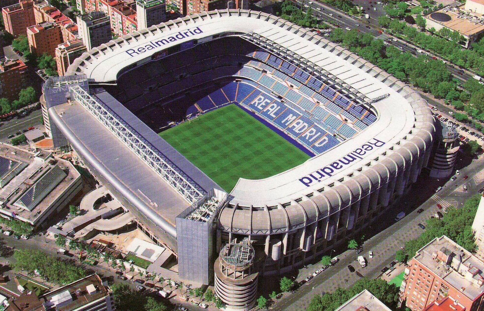 Сантьяго бернабео. Реал Мадрид стадион Сантьяго Бернабеу. Стадион Сантьяго Бернабеу (Estadio Santiago Bernabéu). Стадион «Сантьяго Бернабеу» (Мадрид, Испания). Стадион Сантьяго Бернабеу Мадрид реконструкция.